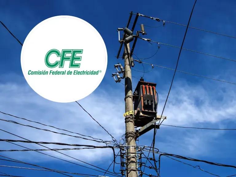 Ingeniero eléctrico revisando planos para CFE